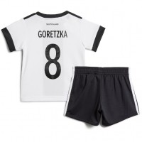 Dres Njemačka Leon Goretzka #8 Domaci za djecu SP 2022 Kratak Rukav (+ kratke hlače)